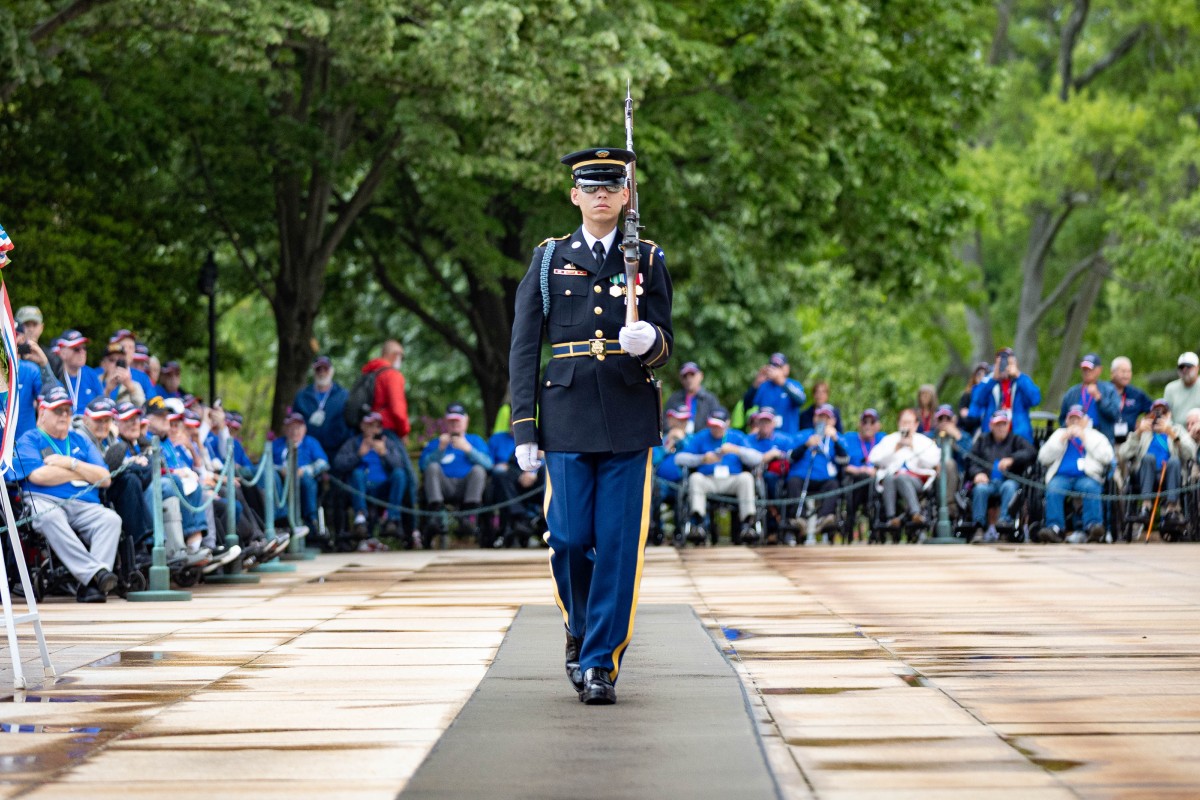 Soldier on watch at the tomb of the unknown soldier memorial